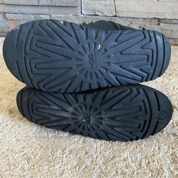 Ugg Bailey Bow II Black Short Boots Sheepskin Lined Suede Leather: 4 - Picture 9 of 10